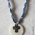 Collier de Première Communion Croix 17 mm (sur lien fin à pois) - 38 €