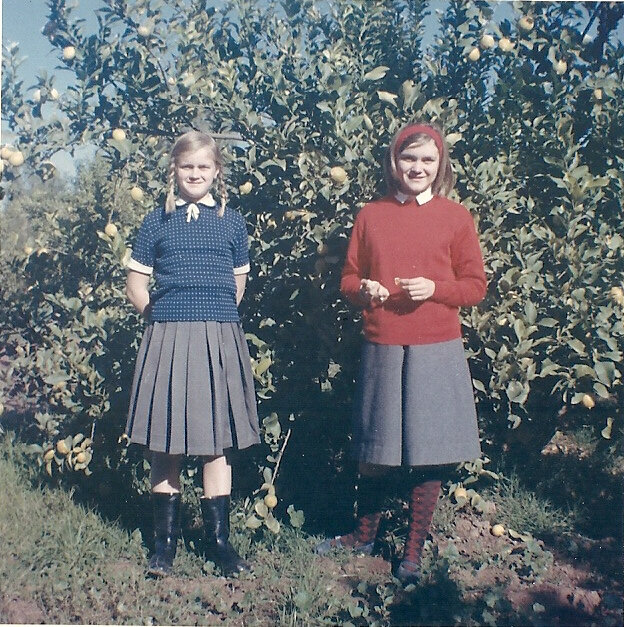 Blandine et sa soeur Brigitte devant les citronniers