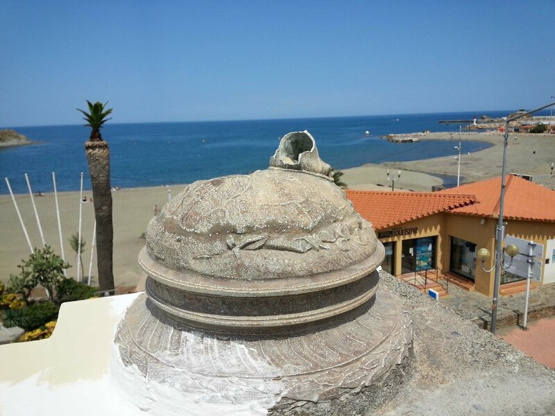 Villa There pied statuette