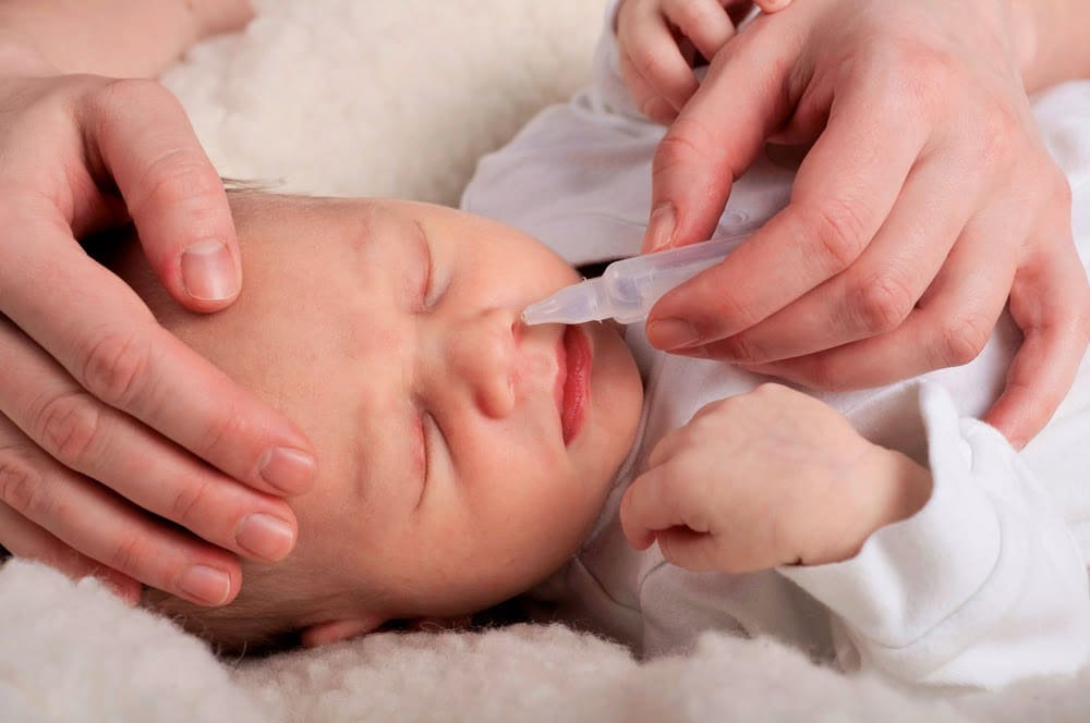 Moucher efficacement un bébé, DRP efficace, enfant enrhumé. Astuces.  Comment faire un lavage de nez? 
