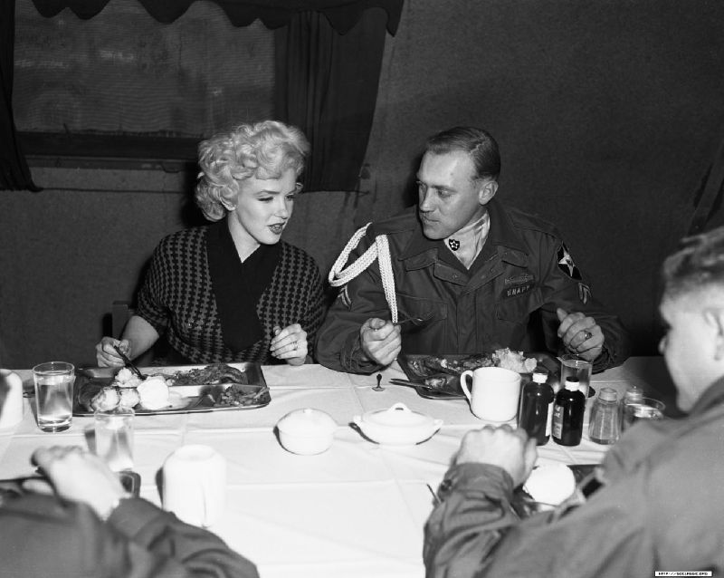 1954-02-18-korea-2nd_division-lunch_with_corp-joseph_knapp-by_walt_durrell-1