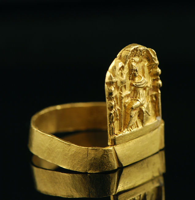 Bague romaine en or à basrelief. Art romain, 2e 3e siècle de notre ère. Eloge de l