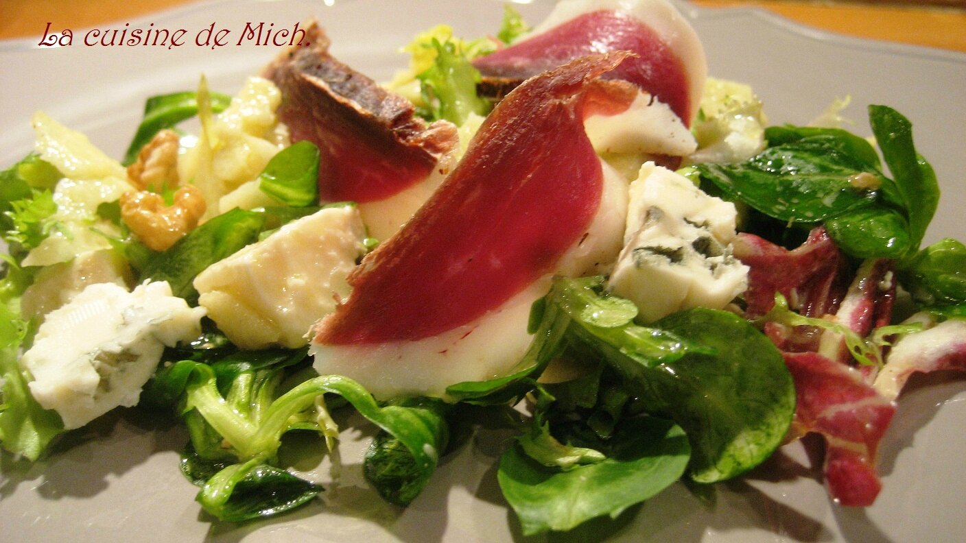 Salade De Magret De Canard Seche Vinaigrette Tiede Au Roquefort La Cuisine De Mich