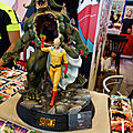 Figurine One-Punch-Man sur stand Kurokawa