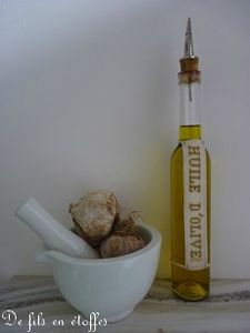 bouteille huile d'olive et mortier pour ail