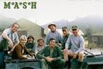 M*A*S*H - Lorsque Dominique Montay explique que 'tout n'est qu'évolution', Pierre Langlais rappelle que la série M*A*S*H détient le record absolu d'audiences pour une série, et qu'un tel succès ne sera plus réitéré. En effet, 105,97 millions de spectateurs américains ont regardé son épisode final en 1983.