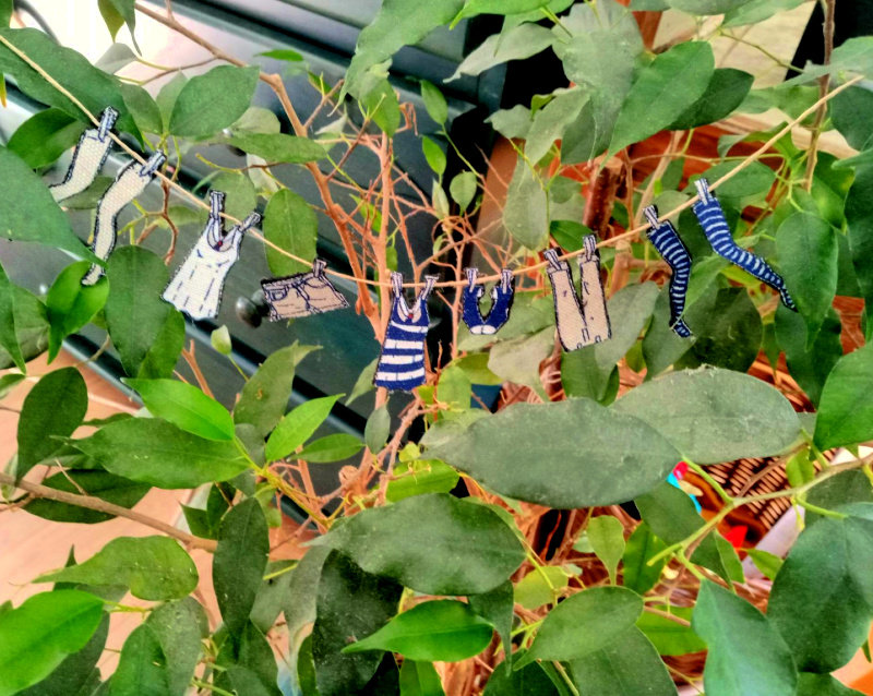 mini corde à linge bleu pour plante verte