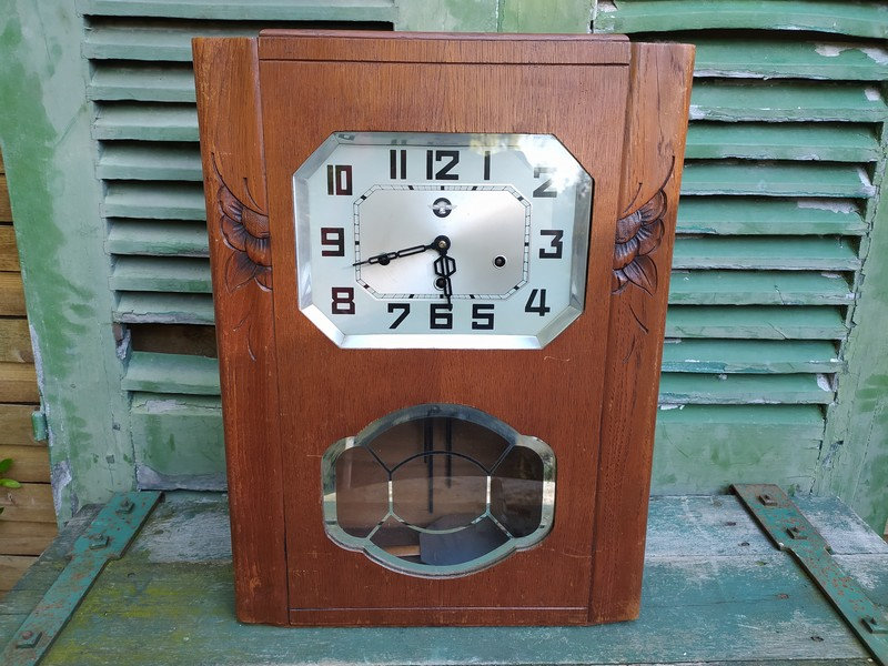 Horloges mécaniques anciennes avec carillon. Vedette.