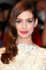anne-hathaway-cheveux-longs-27760_w400
