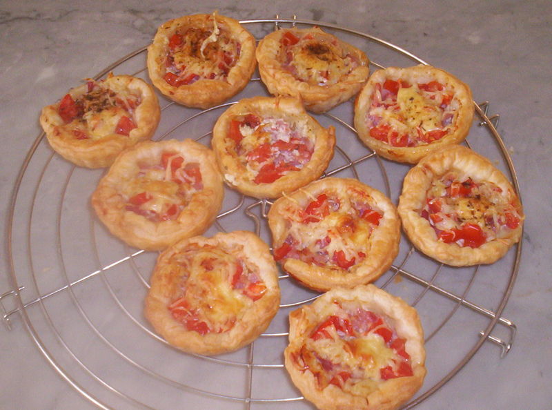 Minis Pizzas Aux Lardons Faites Maison Pour L Apero Mise En Bouche