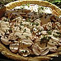 Tarte croquante aux champignons, à la tapenade noire et à la crème