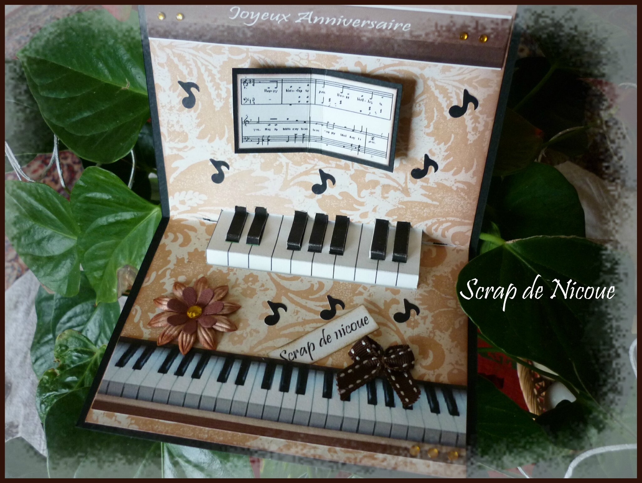 Une carte pop'up avec un clavier de piano pour fêter l'anniversaire d'une  artiste musicienne  - Scrap de Nicoue