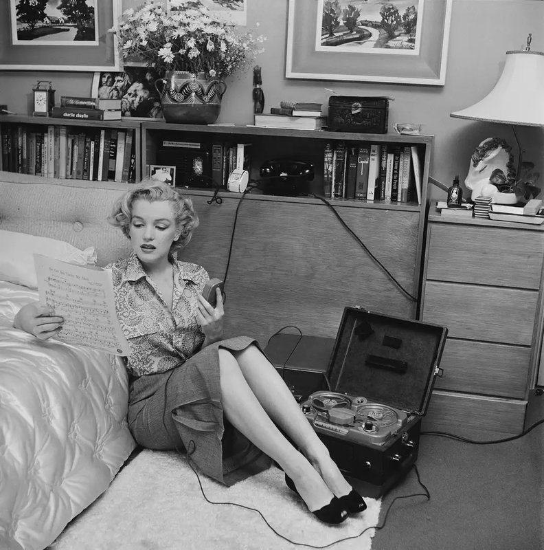 1951-LA-Beverly_Carlton_Hotel-in_satin_blouse-010-1