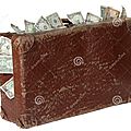 vieille-valise-brune-avec-des-billets-de-banque-23517206