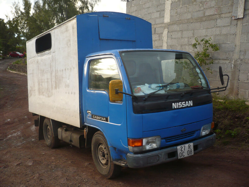 NISSAN Cabstar avec caisson artisanal Port Sud-Est (1)