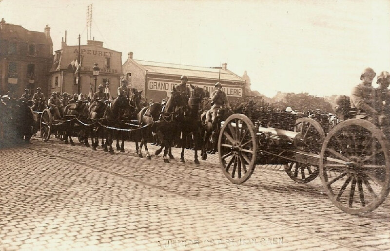 Caen, Festivités du Retour des Poilus le 14 septembre 1919 défilé du 43e RAC place Alexandre III