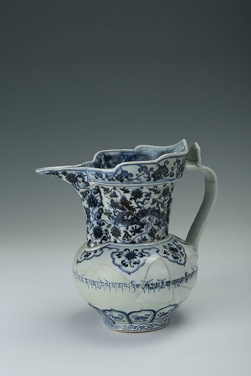 Blue-and-white ewer with the cover in the shape of a monk's cap and dragon patterns, Xuande period (1426-1435)