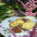 Cadeau : madeleines aux fleurs et confiture pêche-violettes