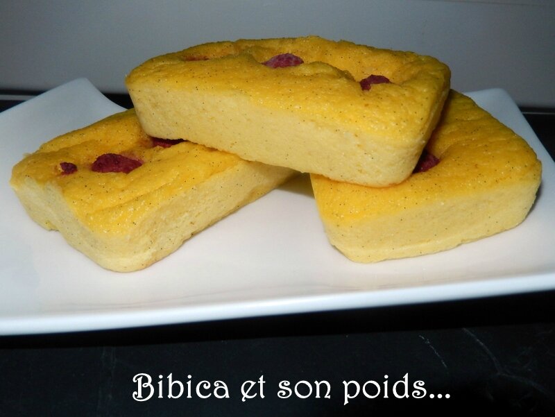 Gâteau de semoule vanillé aux framboises face