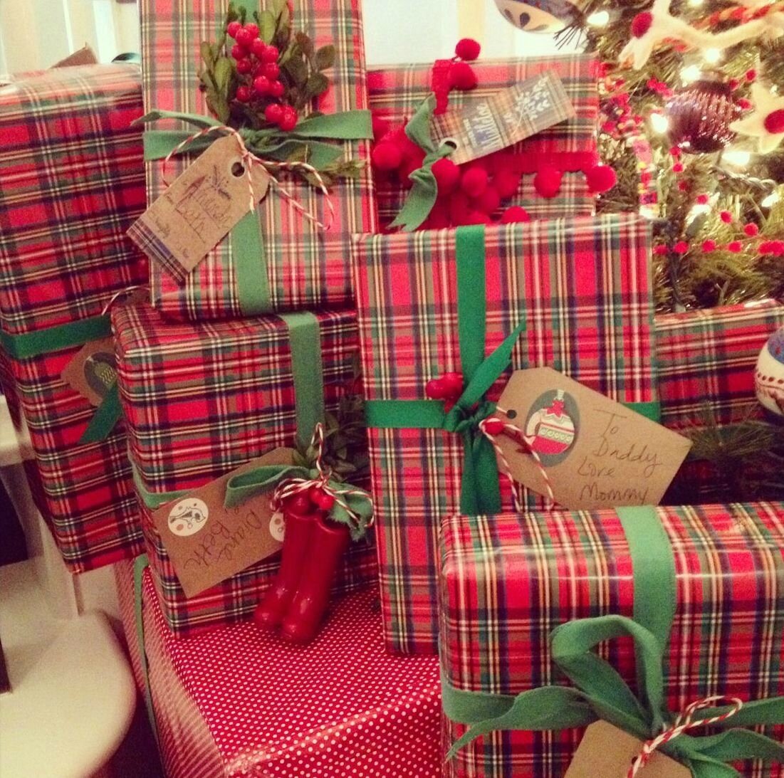Новогоднее украшение коробок. Декоративные подарки под елку. Новогодний декор в шотландском стиле. Новогодняя упаковка. Новогодний декор подарков.