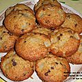Muffins aux dés de poires aux pépites de chocolat et aux noix.