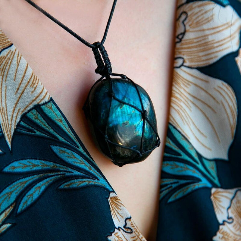 pendentif-de-protection-en-labradorite_2000x
