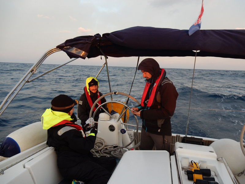Le quart joue aux cartes au lever du soleil, à l'ouest de Dugi Otok, jeudi 29 octobre 2020