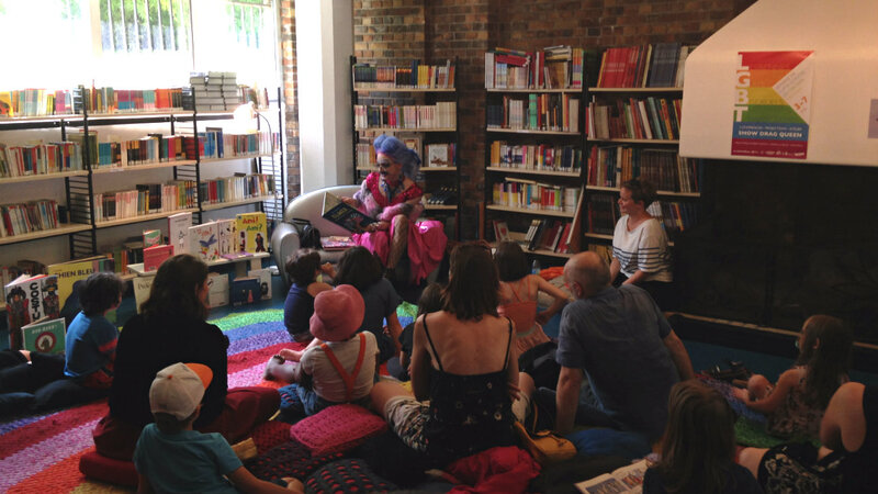 enza-lecture-bibliotheque-drag-queen-montreuil