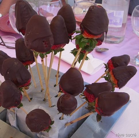 Bouquet de fraises au chocolat  Fraise au chocolat, Bouquet de chocolats,  Fraises enrobées de chocolat
