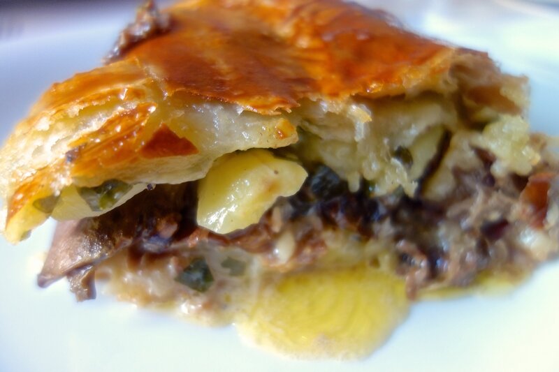 tourte au confit de canard, au foie gras, aux pommes de terre, aux cèpes, etc...