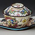 Tasse à thé et soucoupe à fond blanc et à décor de dragons, vietnam, minh mang (1820-1840), emaux de huê, musée d'histoire du vi