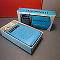Une petite radio vintage de la marque hensonic, made in macau ! toute bleue et dans son emballage d'origine !
