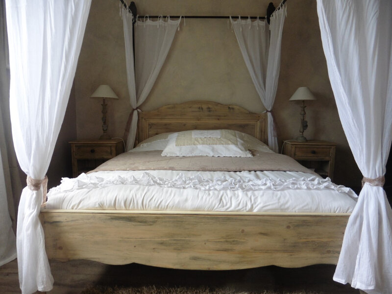 chambre à coucher chevet commode lit type campagne industriel bois flotté bois brûlé bois fumé relooking meuble