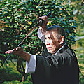 La pratique du kinomichi avec jô (canne en bois), boken (sabre en bois) ou iaïtô (sabre en métal) 