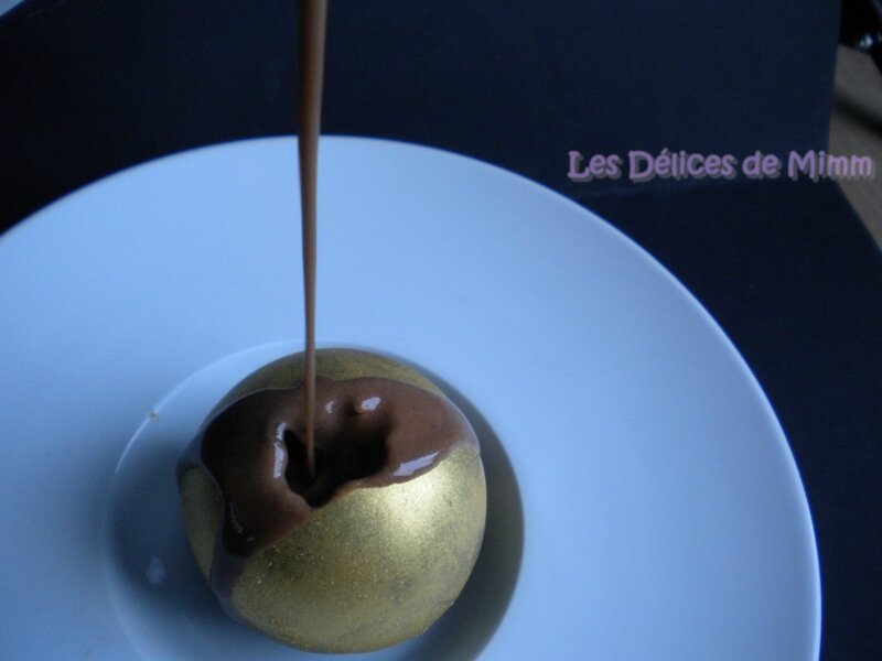 Boule de Noël et sa sauce chaude au chocolat 2