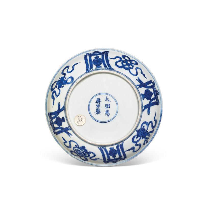 2022_HGK_20844_3011_001(a_blue_and_white_foreigners_presenting_treasures_dish_wanli_six-charac081832)