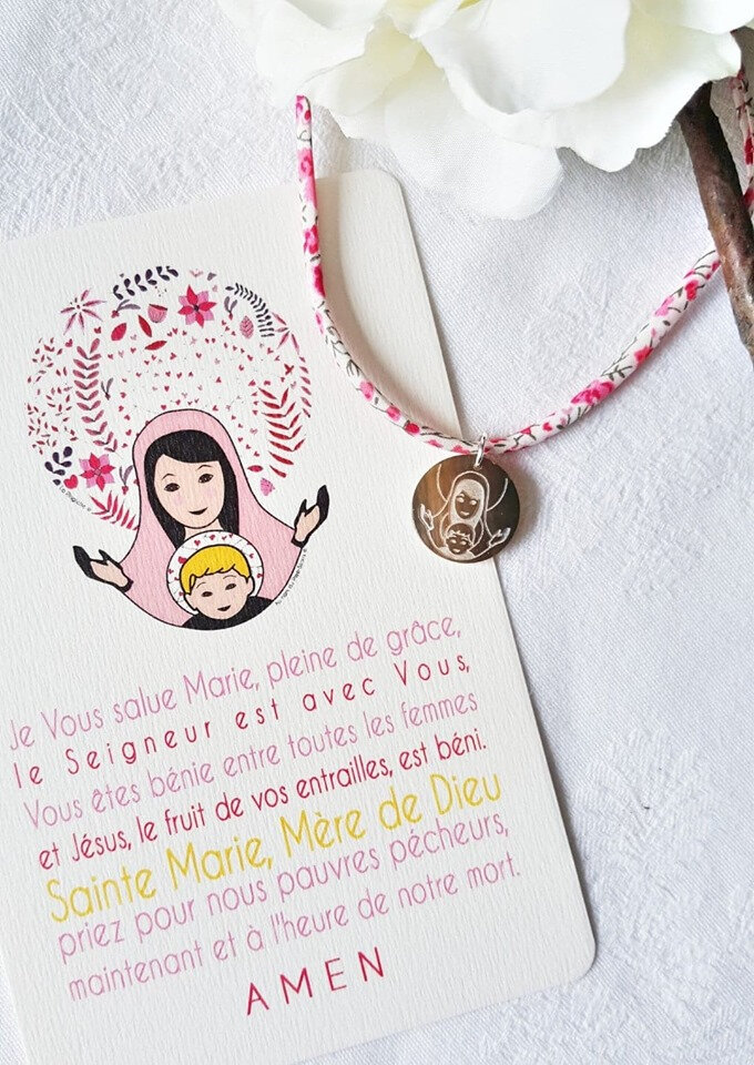 Catho Box Vierge à l'Enfant collier (rose) - 22 €