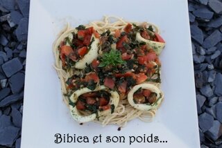 Spaghetti aux calamars, chou portugais et tomates fra+«ches