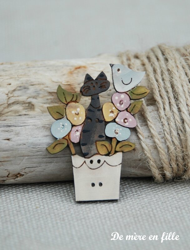 chat gris dans pot de fleurs