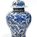 Potiches couvertes en porcelaine bleue sur fond blanc. chine, xviiiième & xixème siècle