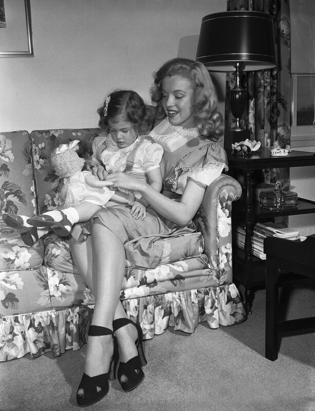 1947-05-baby_sitter_sitting-with_roy_metzler_daughter_joanne-by_david_cicero-020-1