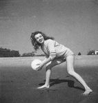 1945_beach_sitting_green_pull_021_1