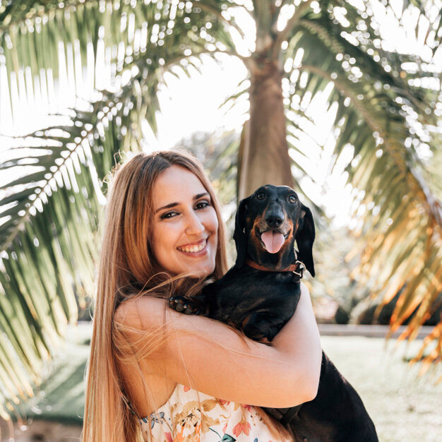 portrait-jeune-femme-son-chien-regardant-camera_23-2147877769