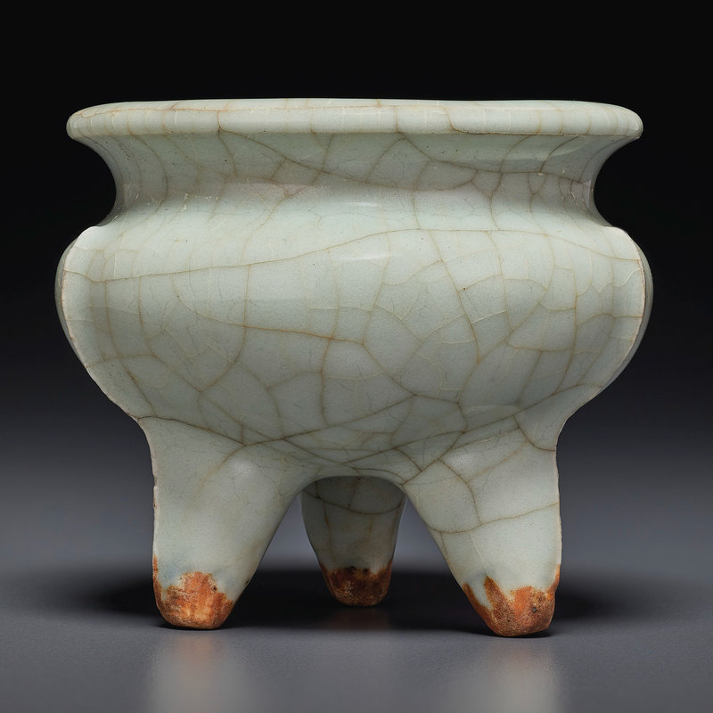 A small celadon-glazed tripod censer, Ming-Qing dynasty