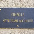 Plaque apposée sur la façade de la chapelle.