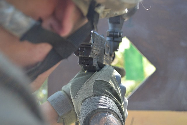 Un soldat avec des gants de tir