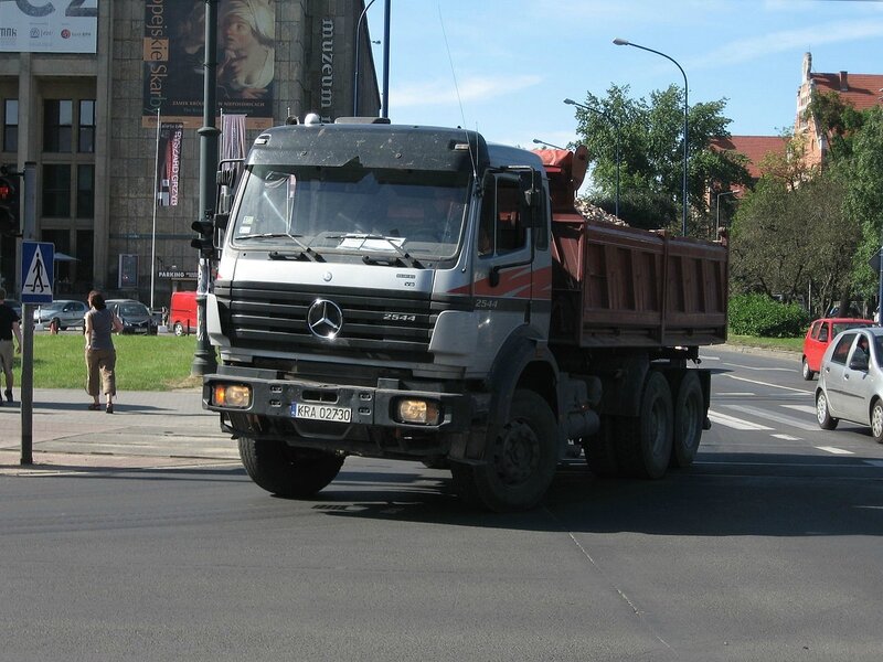 1280px-Mercedes-Benz_dump_truck_on_Mickiewicza_and_Piłsudskiego_intersection_in_Kraków