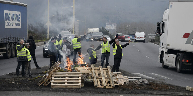 Gilets-jaunes-Leur-debat-la-c-est-de-l-enfumage