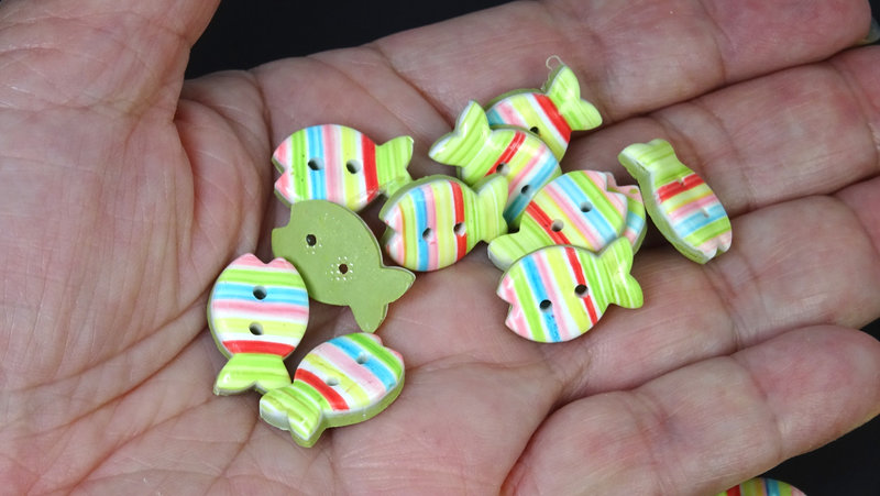 petits boutons de couture poissons, Boutons d'Auj' 7-I-22 (4)