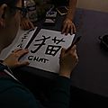 Zig s'essaye à la calligraphie dans l'espace Japan Moment